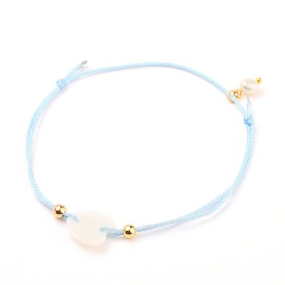 Nastavitelný šňůrkový náramek s perleťovým mezidílem - světle modrý